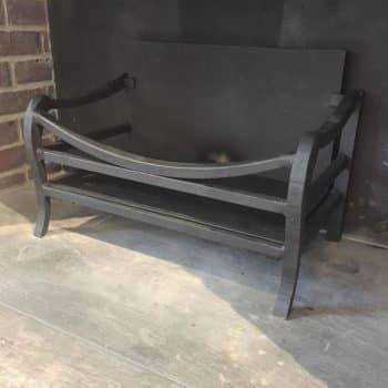 Curved top bar grate front leg fire grate